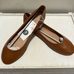 NWT women’s Cognac flats